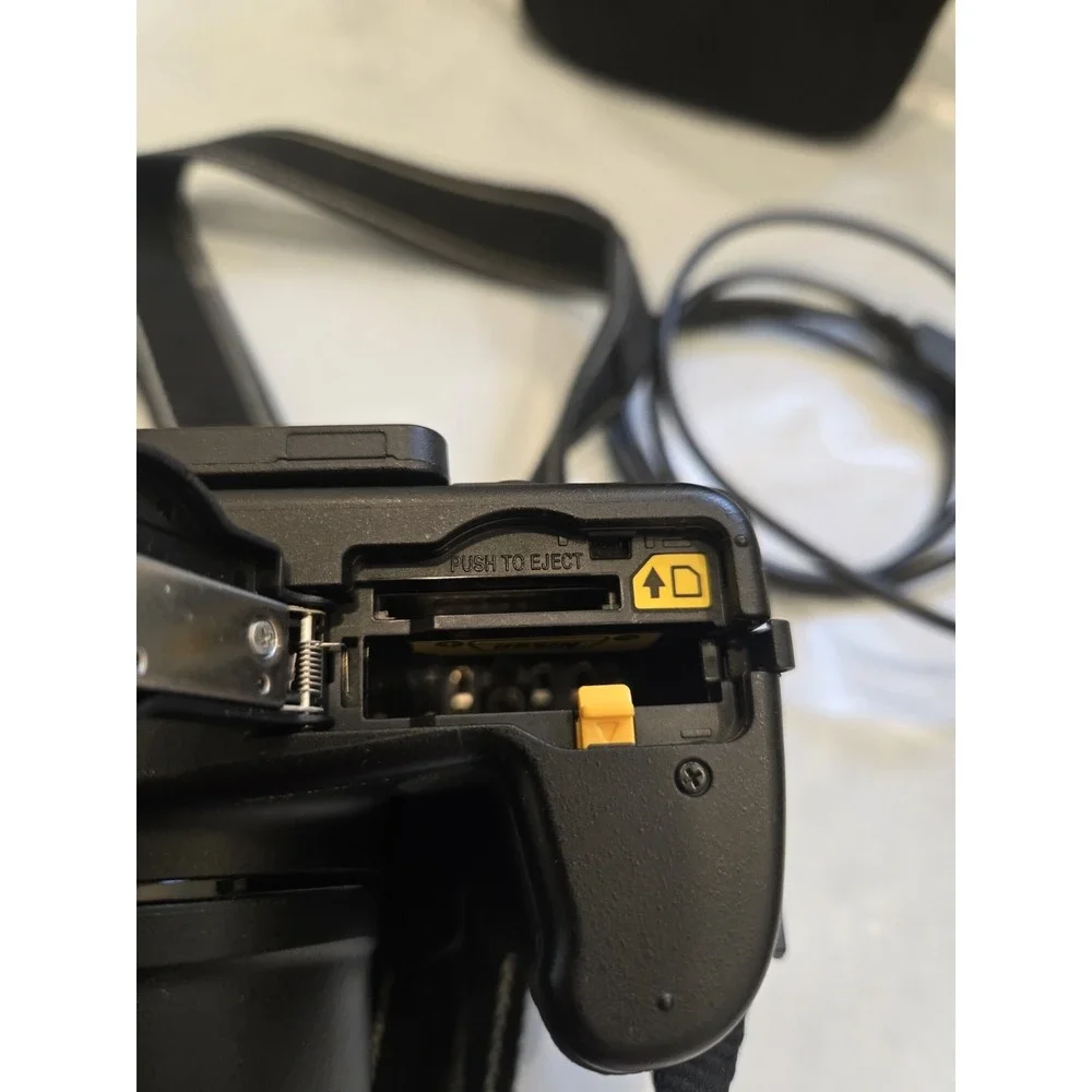NIKON Coolpix P520 Digital Camera Black for PARTS/REPAIR - Black
